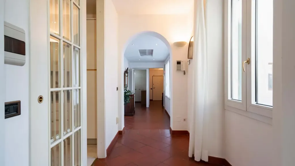 Esik - Arty Apartment with Balcony in Florence