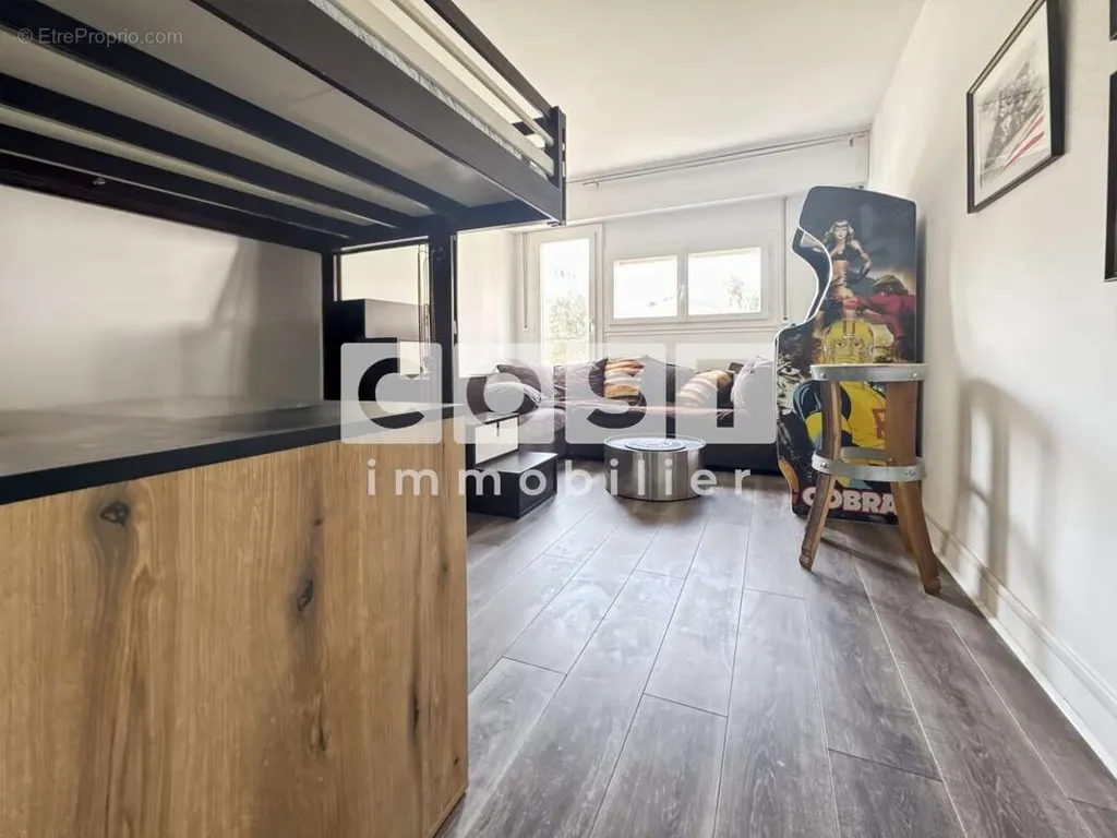 Bedrooms - Luxury Flat with Balcony in Courbevoie