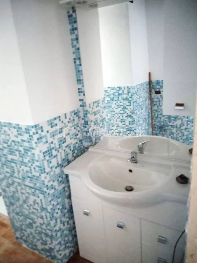 Salles de bain - Restored Stone Cottage with Lake View in Magione