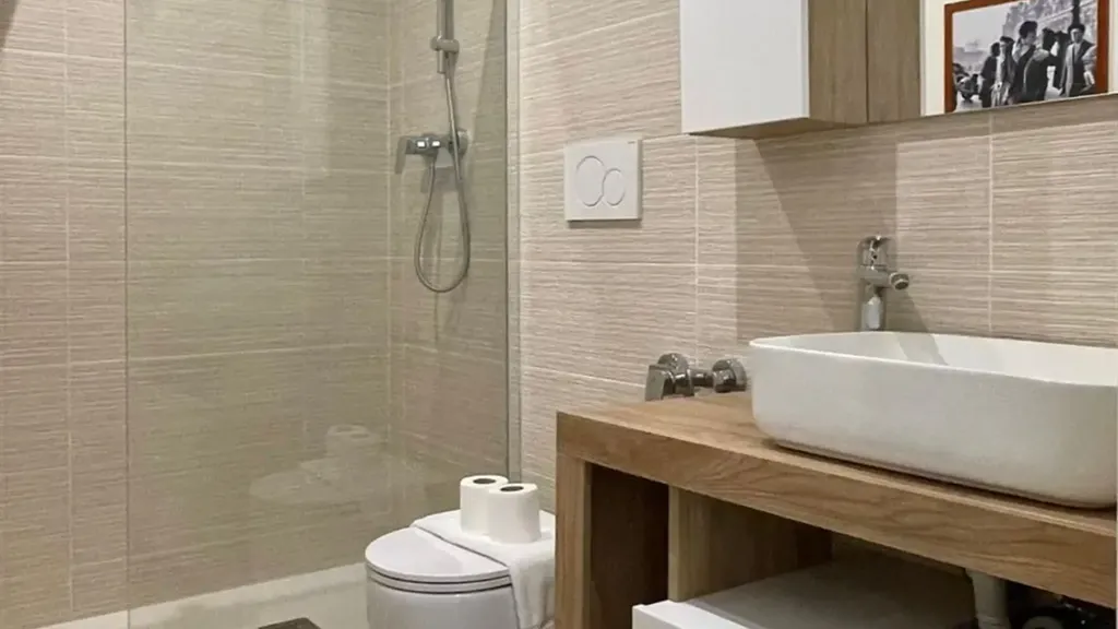 Bathrooms - Luxury Flat with Rooftop Pool in Turin