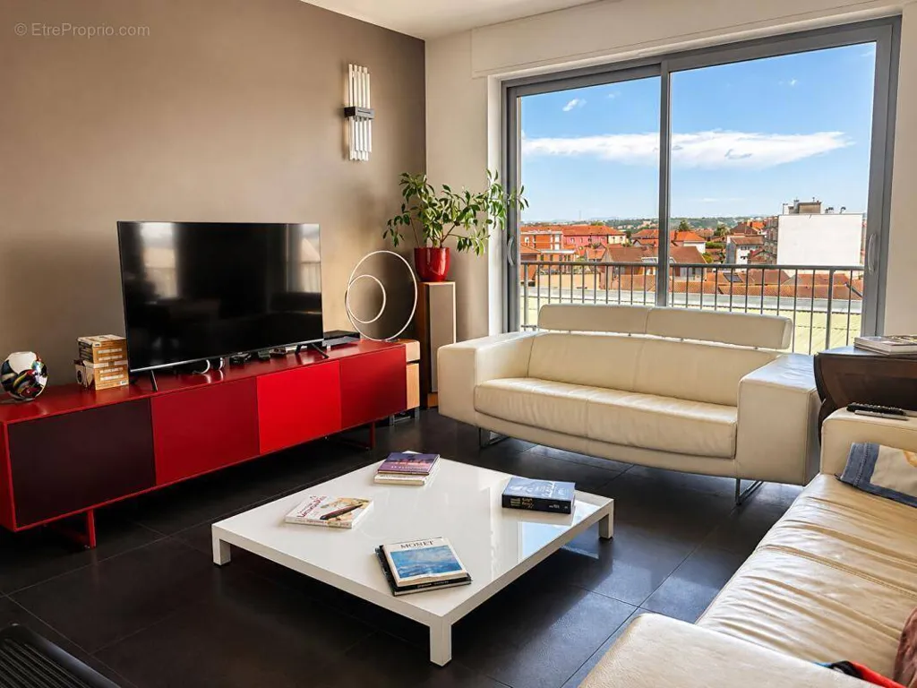 Soggiorno - Traversant Flat with Balconies in Roanne