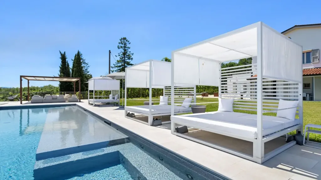 Piscine - Contemporary Villa with Pool in Imola
