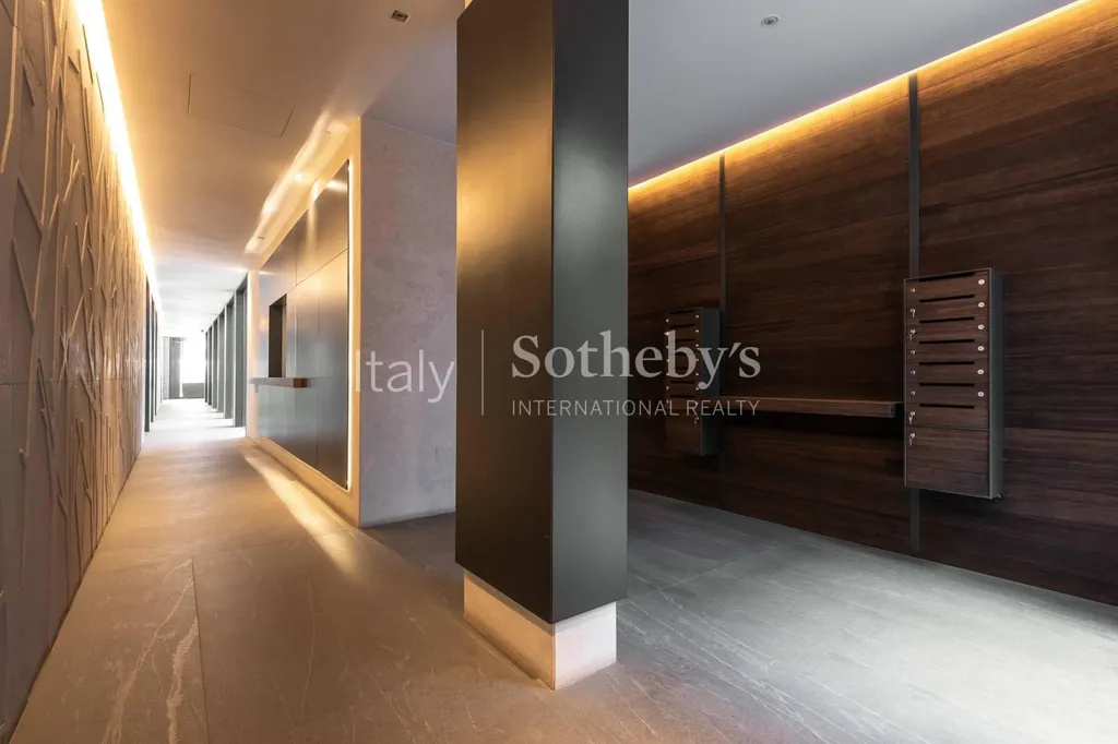 Esik - Multi-level Residence with Garden in Brera