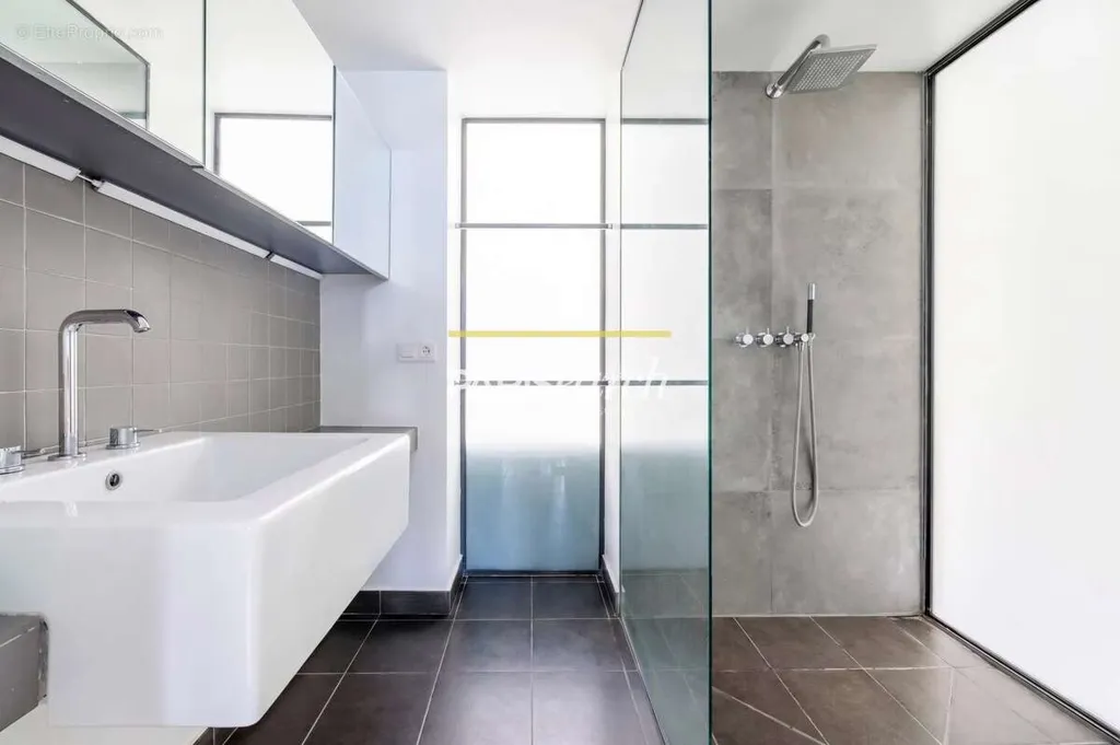 Bathrooms - Apartment with Balcony in Historic Marais