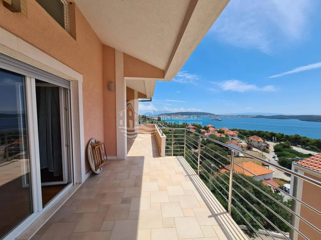 Rõdu - Penthouse with Sea View near Trogir
