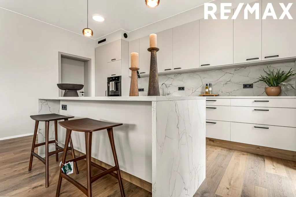 Cuisine - 5-Bed Apartment with Balcony in Álftanes