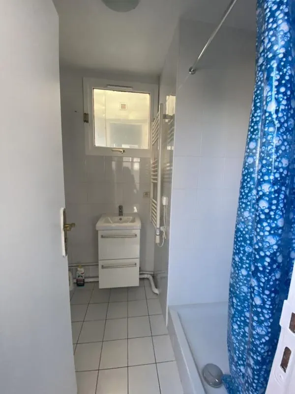 Salles de bain - Studio Calme avec Cours à Paris 20ème
