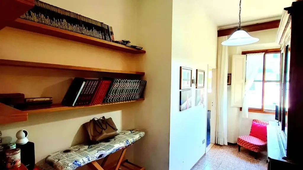 Bureau - Five-Bedroom Apartment with Terrace in Lastra a Signa