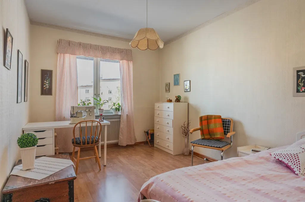 Chambres - Two-Bedroom Apartment with Balcony in Central Location