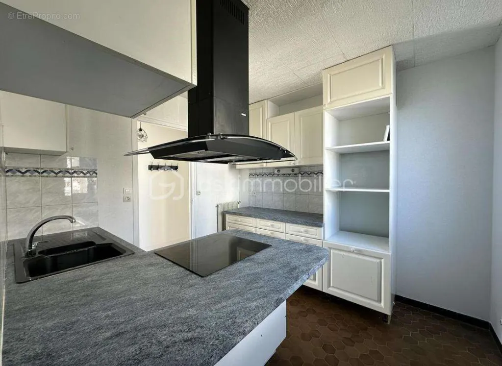 Cuisine - Appartement Rénové avec Balcon à Dernier Étage