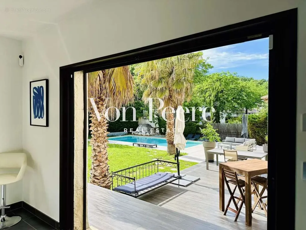 Terrasse - Maison Contemporaine avec Piscine à Rochefort-du-Gard