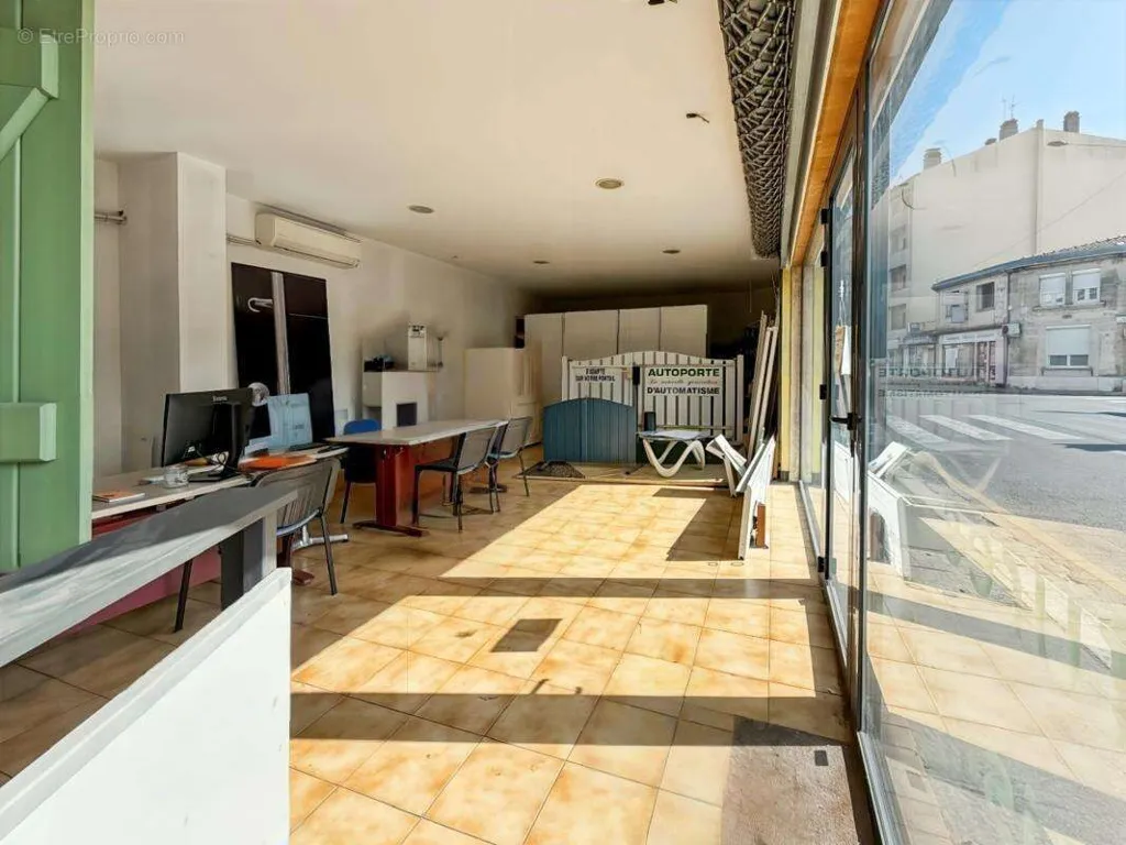 Rooms - Mixed-Use Building with Commercial Space in Bordeaux