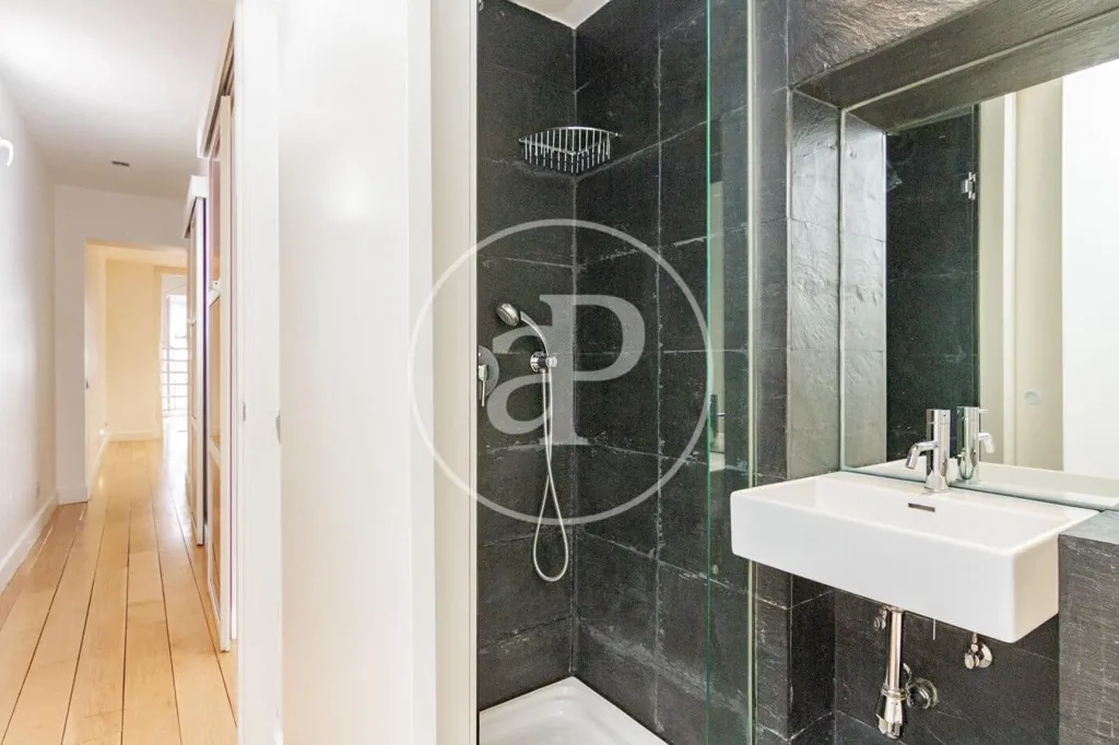 Bathrooms - Modern Apartment with Balcony Views in Madrid Centre
