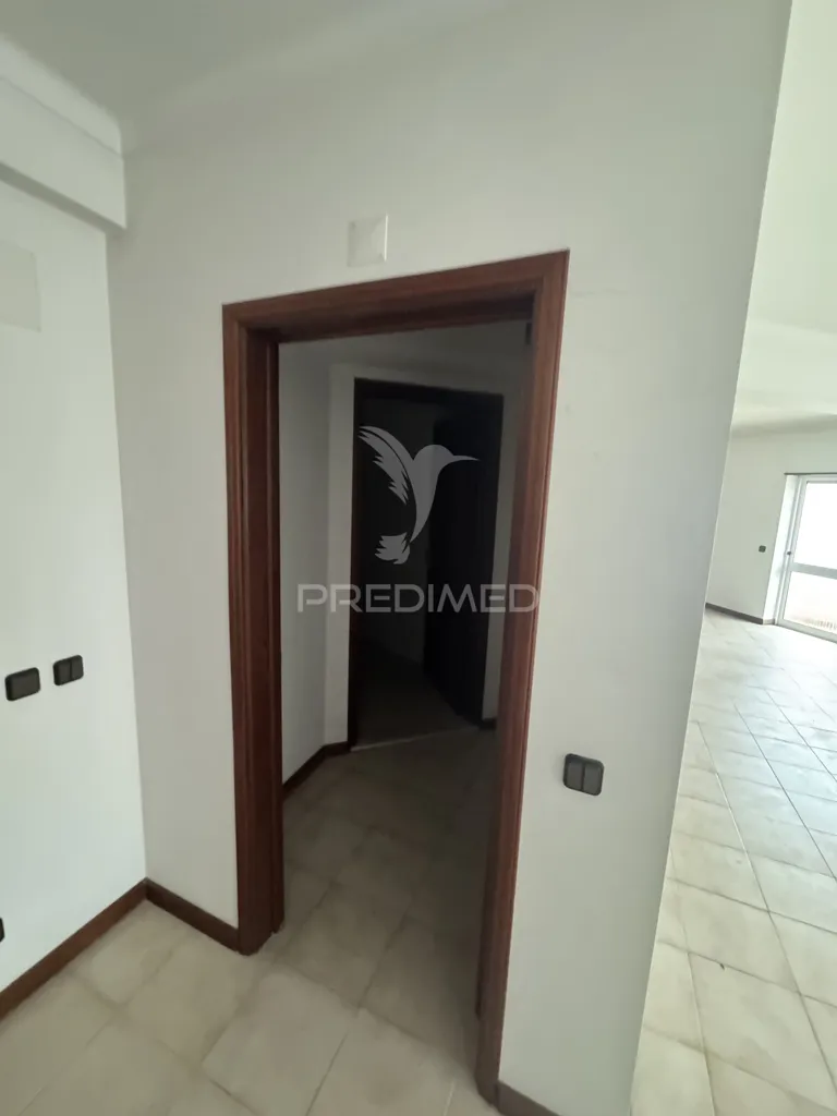 Entrée - Office with Conversion Potential in Porto de Mós