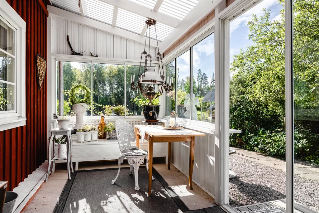 Terrass - Charming Cottage with Private Pier near Katrineholm