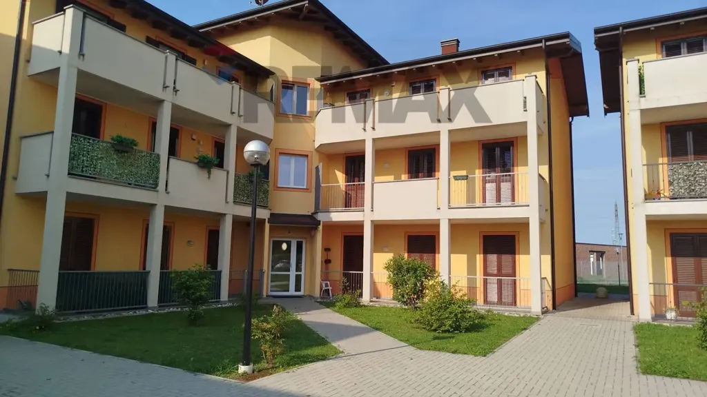 Välivaade - Modernised Triplex with Balcony in Vellezzo Bellini