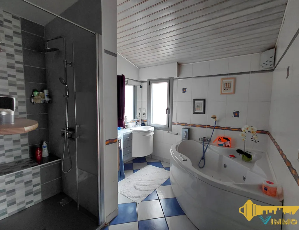 Salles de bain - Maison Contemporaine au Calme avec Jardin