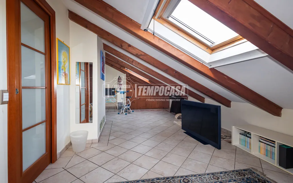 Pièces - 5-Bedroom Apartment with Double Garage in Chieri