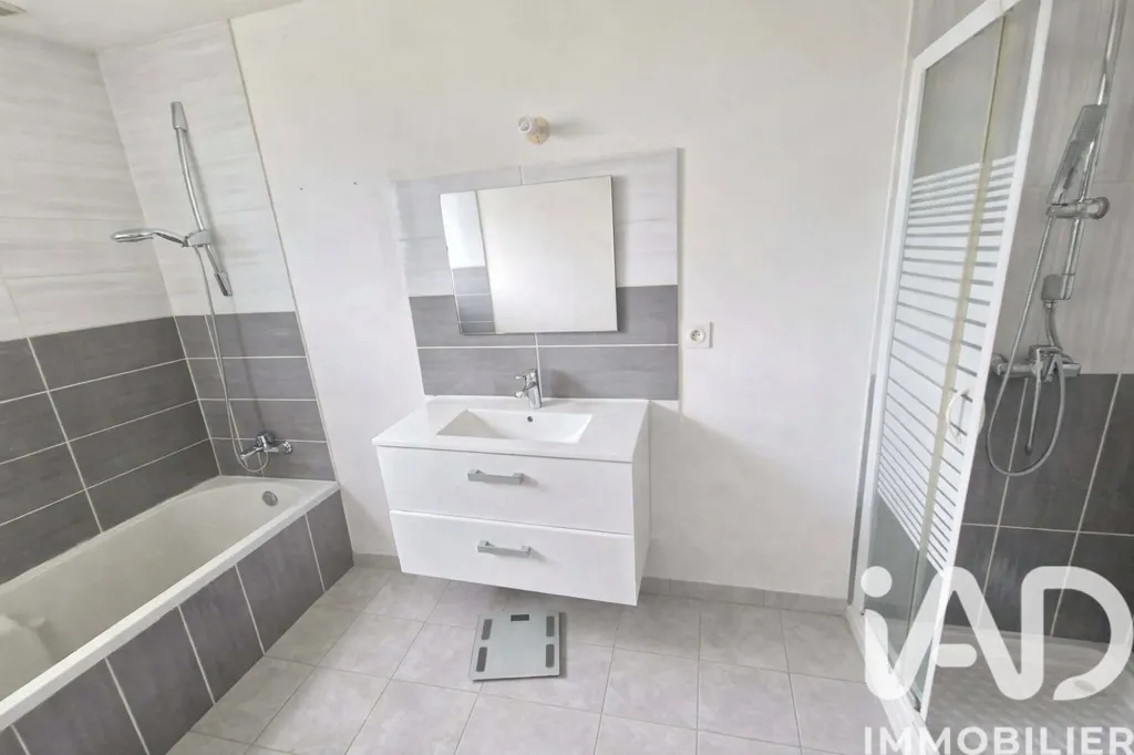 Vannitoad - 5-Piece House with Balcony in Amilly