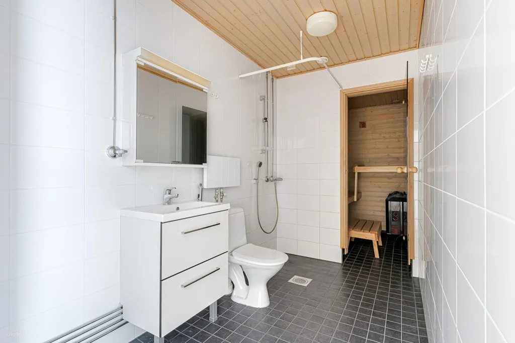 Bathrooms - Apartment with Private Sauna in Laajasalo