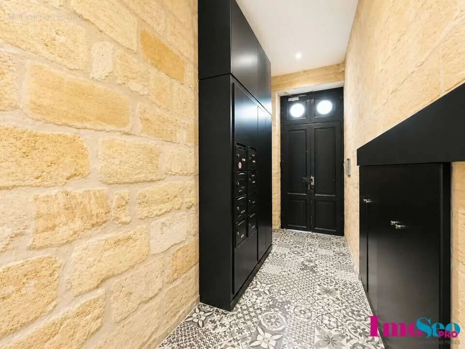 Ingresso - Commercial Property near Bordeaux's Triangle d'Or
