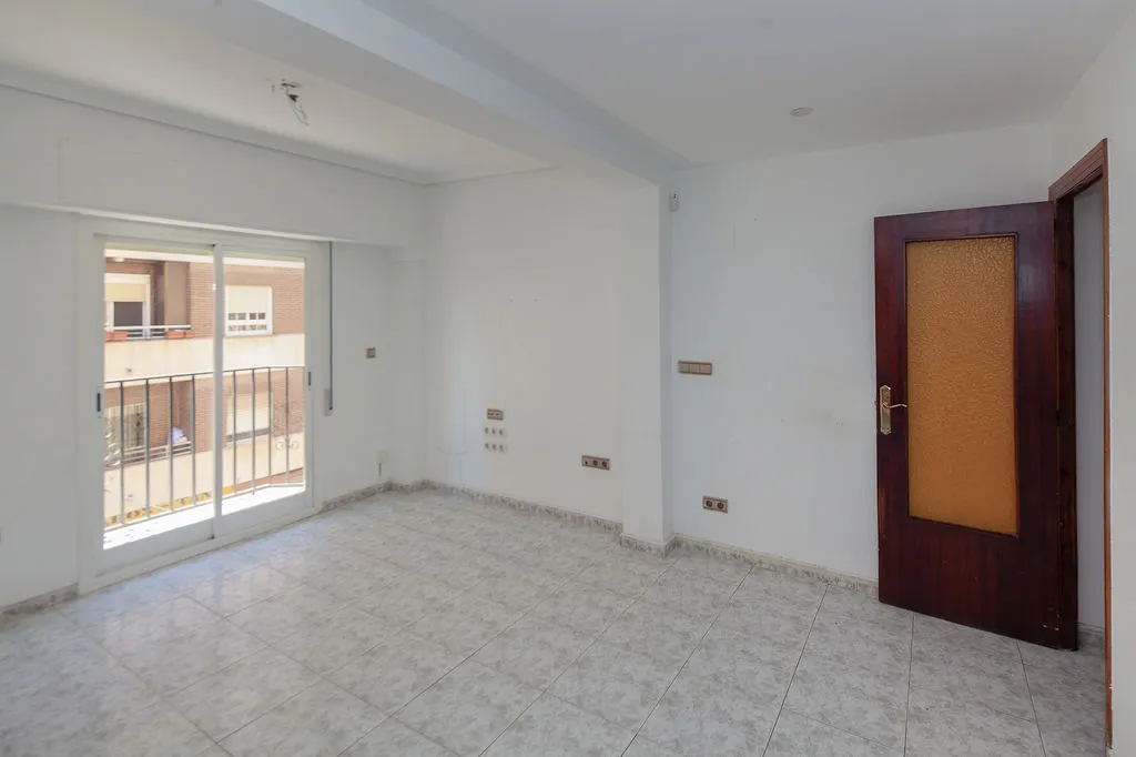 Pièces - 3-Bed Apartment with Metro Access in Valencia