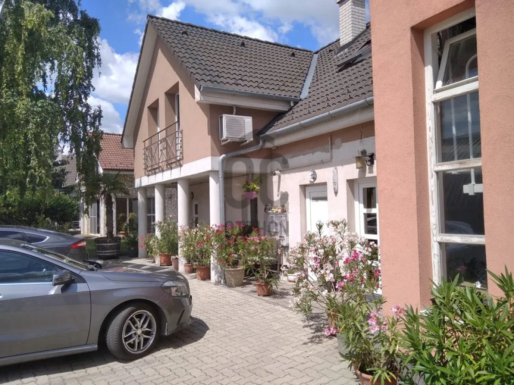 Aed - Multi-Generational House with Workshop in Székesfehérvár