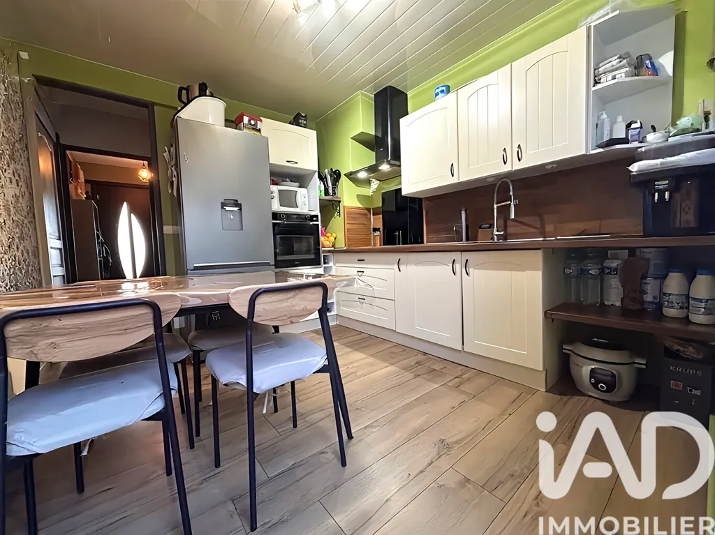 Köök - Functional 5-Piece Villa with Garden in Roéulx