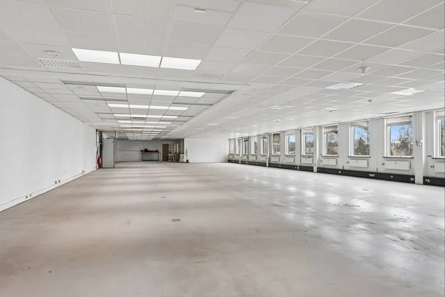 Kabinet - Warehouse with High Ceiling in 1965 Building