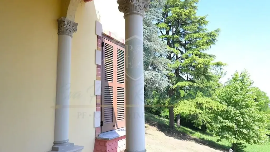 Terrazza - Historic Villa with Vineyard View in San Colombano