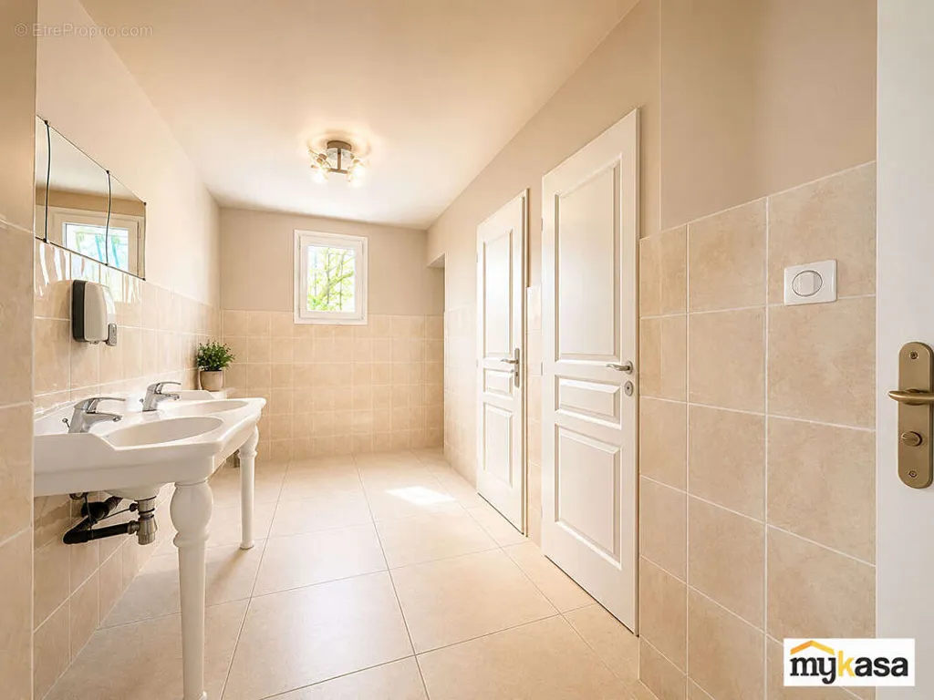 Vannitoad - Mixed-Use Property with Garden in Istres