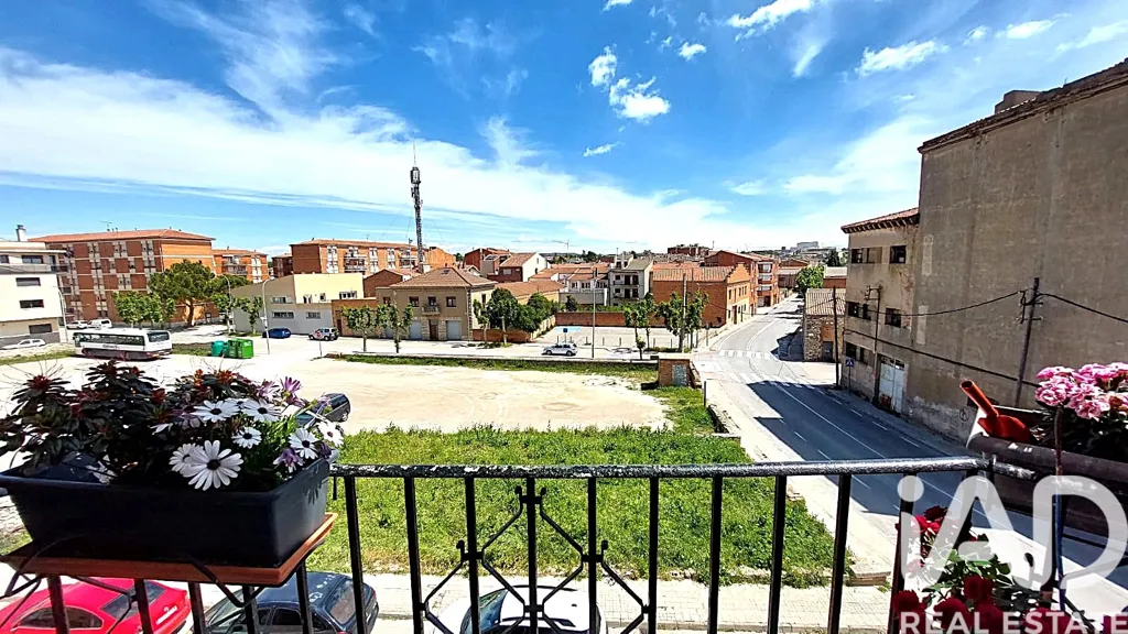 Balcon - Spacious 4-Bedroom Flat with Balcón in Calaf