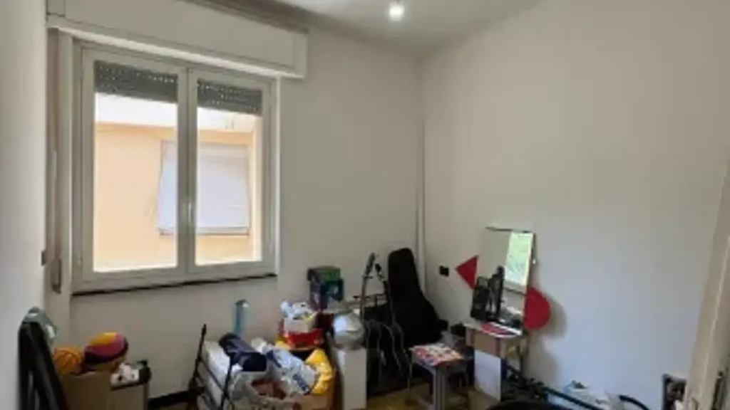 Bureau - Rearranged Apartment with Balcony in Genoa