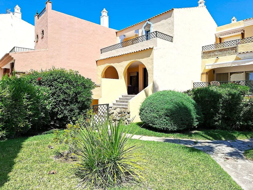 Aed - Terraced Apartment with Pool in Central Location