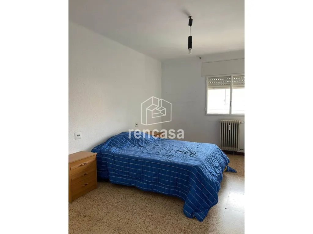 Magamistoad - Spacious Flat with Balcony in Instituts