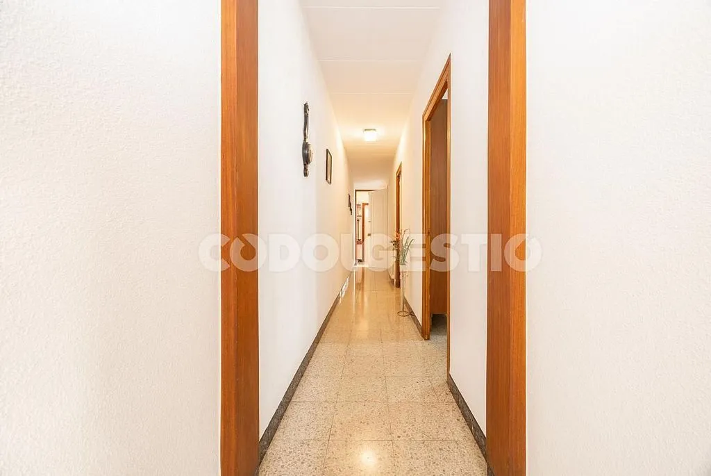 Esik - Three-Bedroom House with Terrace in Torelló