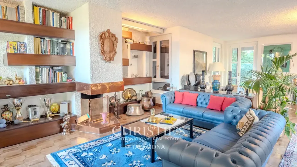 Living Room - Lakefront Villa with Private Park in Ranco