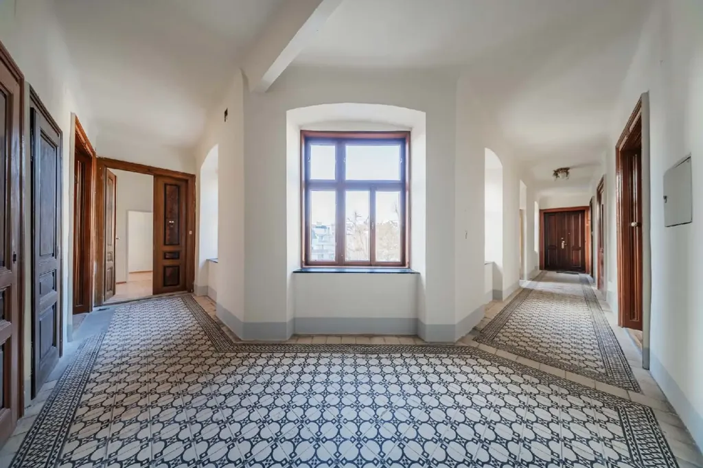 Hallway - Viennese Style Altbau with Diverse Uses in Meiselstraße