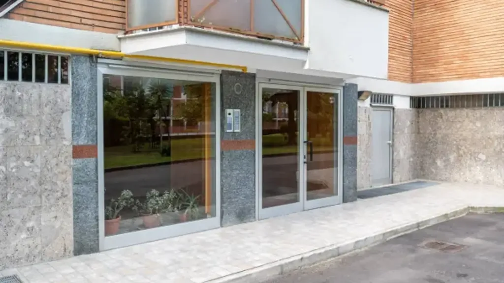Ingresso - Bright Trilocale with Balcony in Gallaratese, Milan