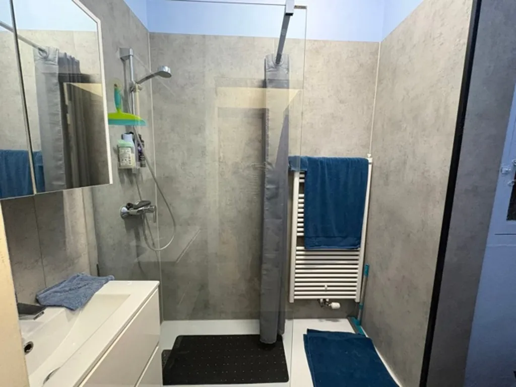 Bathrooms - 1-Bed Flat with Garden in Terraced Building
