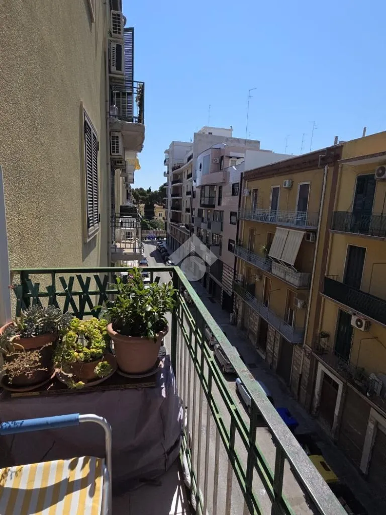 Rõdu - 3-Bedroom Apartment with Balcony in Bari
