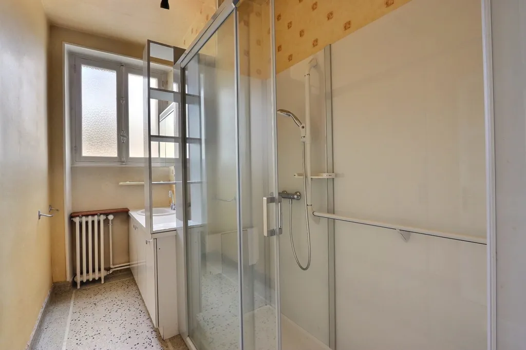 Salles de bain - Appartement à Rénover avec Balcon à Chamalières