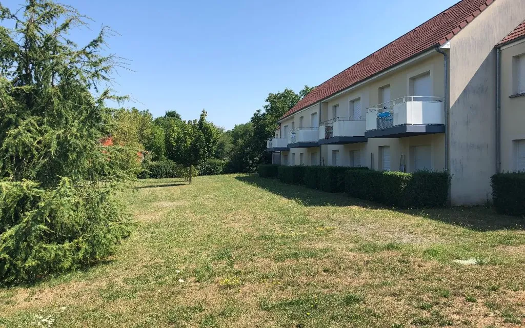 Jardin - Appartement T2 avec Balcon et Piscine à Marzy