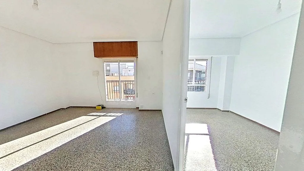 Pièces - 3-Bedroom Apartment with Sea Access in Valencia