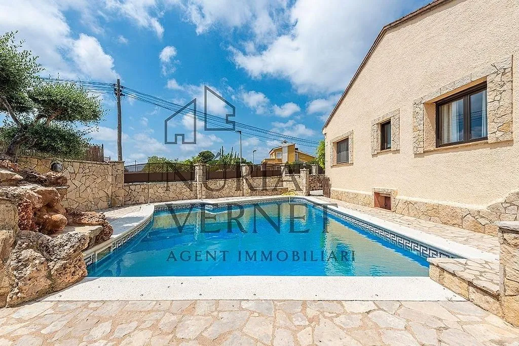 Bassein - Chalet with Pool and Terrace in Botarell