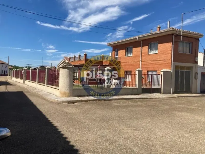 Exterior - 3-bedroom house in ES