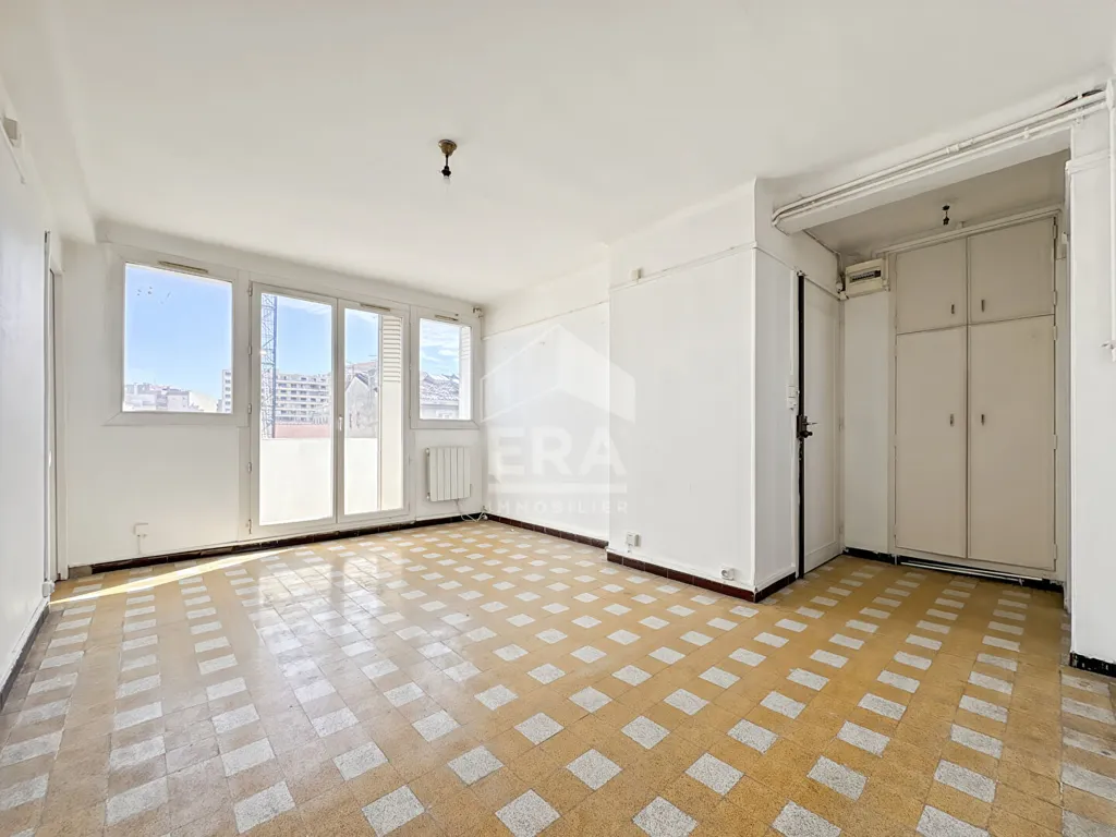 Pièces - Appartement Traversant avec Balcon à Marseille