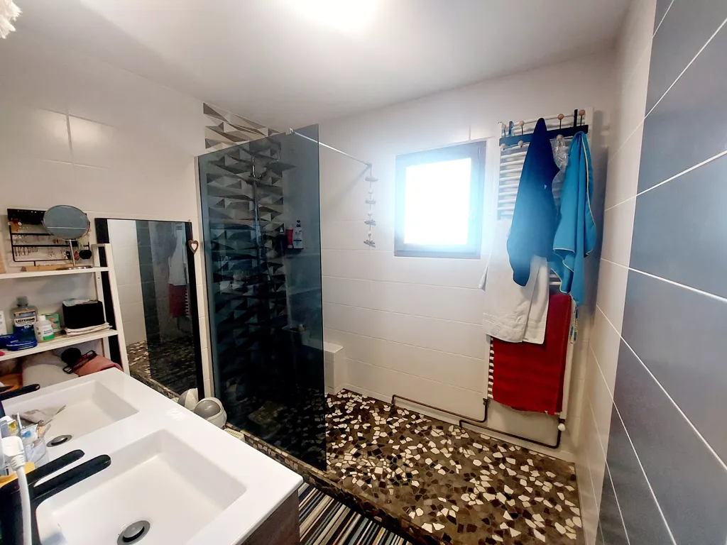 Salles de bain - Maison Plain Pied avec Jardin à Champdieu