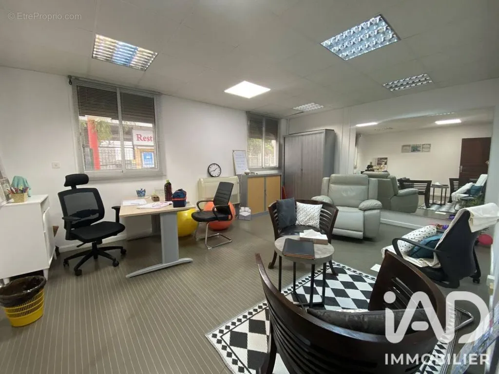 Kabinet - Office Space with Parking in La Possession