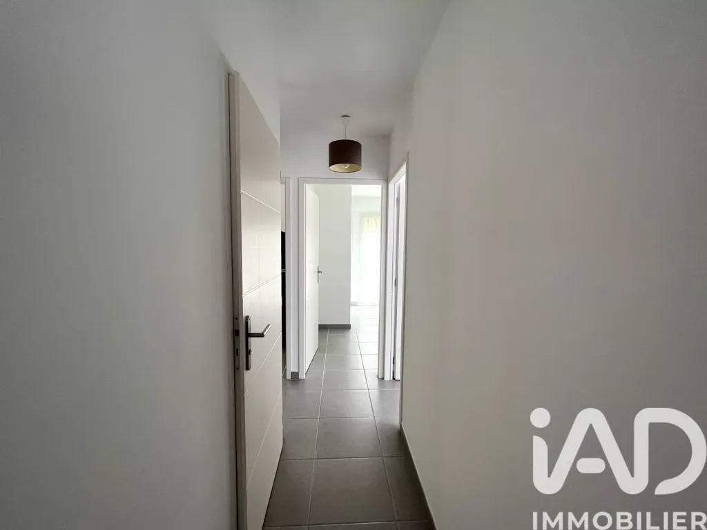 Esik - Flat-Roofed Villa with Pool Potential in Autignac